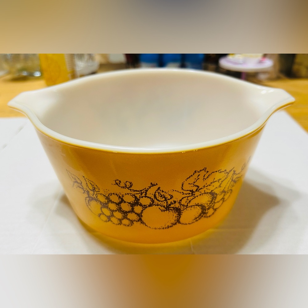 Pyrex Old Orchard 1 quart round casserole dish. #473. Great used condition.